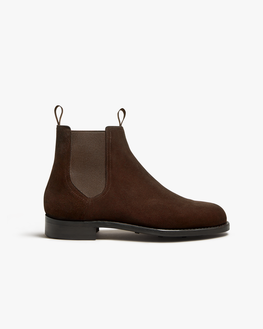 Elfvik Chelsea boot in dark brown suede features a sleek, water-repellent suede upper with elastic side panels and pull tabs, finished with a studded rubber sole for versatile city or countryside wear. The understated stitching and deep brown shade create a refined, timeless look suitable for pairing with tailored trousers, slacks, or denim.