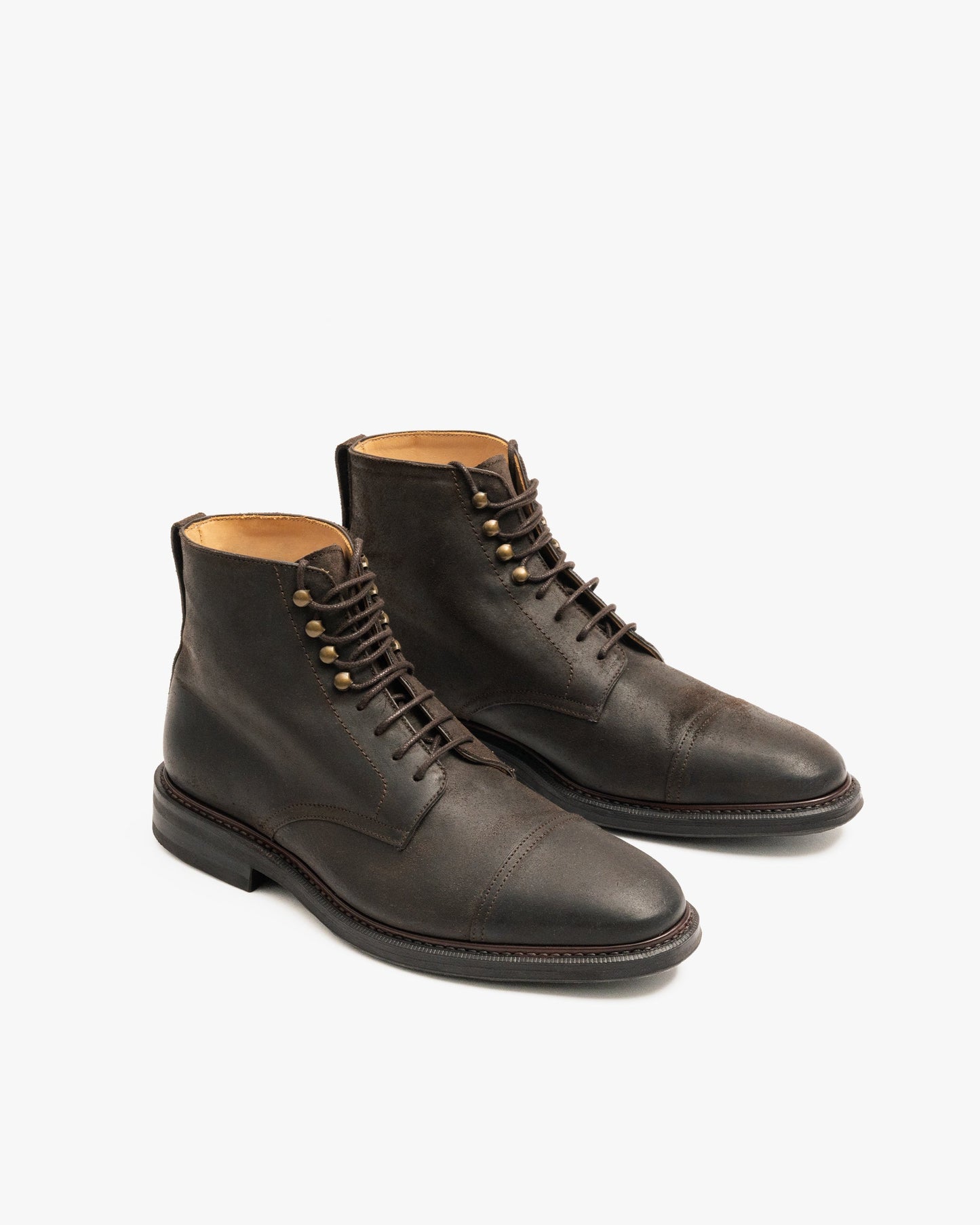 Abisko in brown waxed suede features a matte finish, rounded toe, cap detail, and lace-up design with brass eyelets, highlighting its water-resistant surface and versatile winter style.