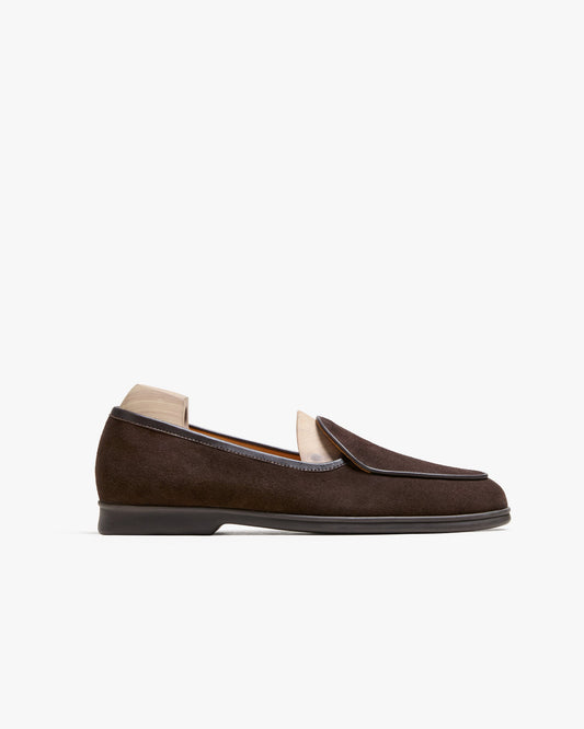 Ängby Walker in dark brown suede features a softly rounded toe, subtle piping along the apron, and a durable rubber sole, offering a refined Belgian loafer silhouette ideal for both professional and casual outfits.