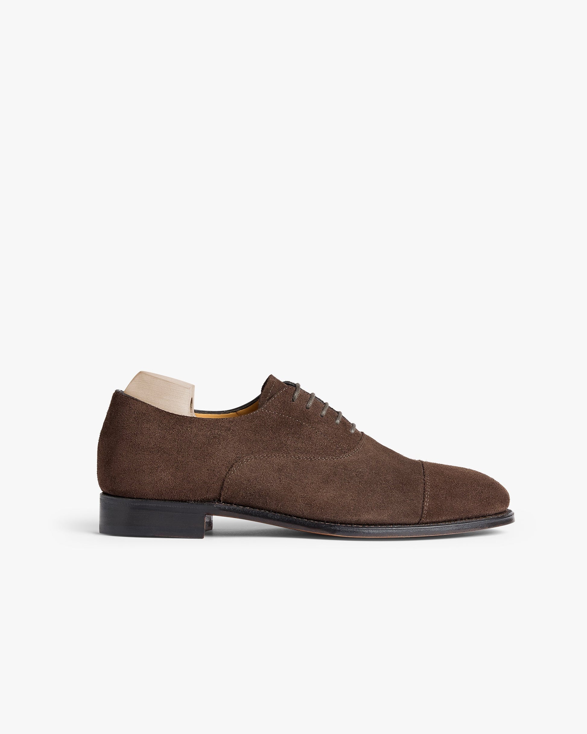Äppelviken II in dark brown suede shown in profile, featuring a classic cap-toe oxford design with closed lacing, a subtly chiseled toe, and a refined suede finish ideal for both formal and business casual attire.