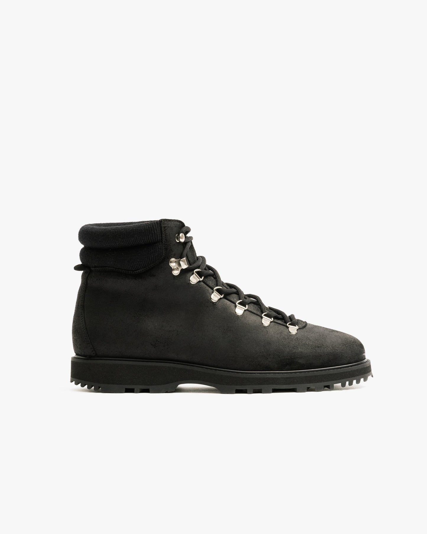Duved in black waxed suede features a water-repellent suede upper, metal eyelets and speed hooks, and a padded collar, all set on a rugged hiking sole for versatile style and reliable traction.