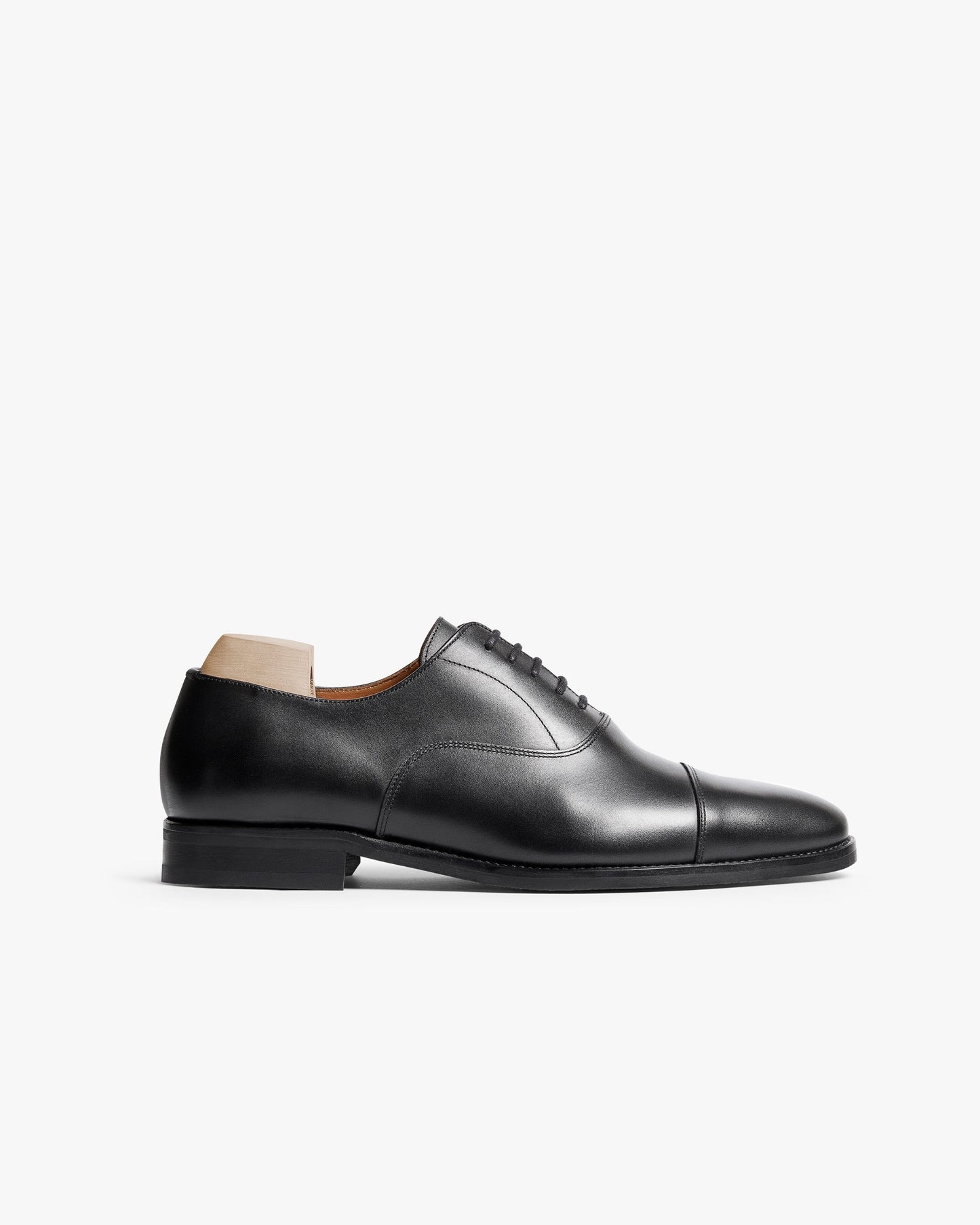 Vinterviken II in black calf features a classic oxford silhouette with a gently rounded cap toe, polished full-grain leather upper, and sleek black sole, shown in a side profile against a white background.